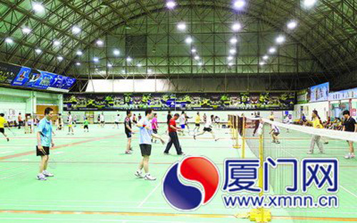 市民在奥一羽毛球馆打球健身