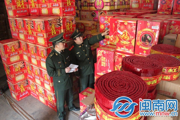警方共查获1664件烟花爆竹