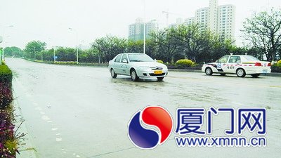 教练车和考试车擦身而过