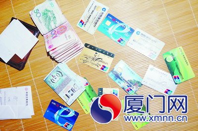 　警方缴获的涉案银行卡