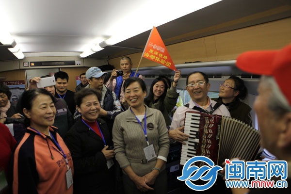 列车飞驰，车里却很平稳，老铁路人们歌声悠扬，吸引 