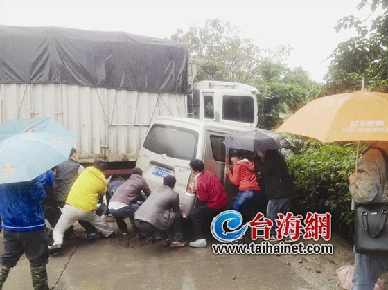面包车遇车祸4人被困