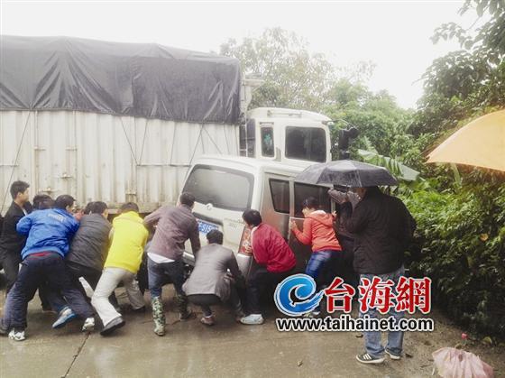 面包车遇车祸4人被困2