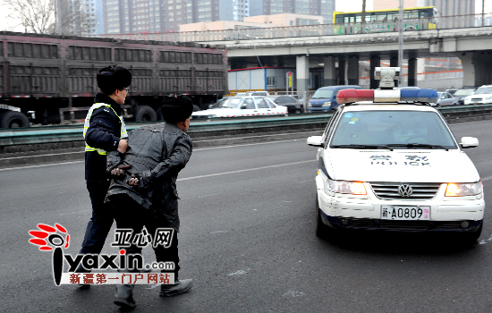 肇事的大货车司机因身体出现严重不适症状