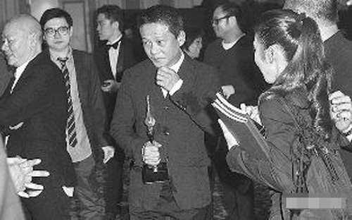 李康生(中)与“绯闻男友”蔡明亮(左一)以及正牌女友 