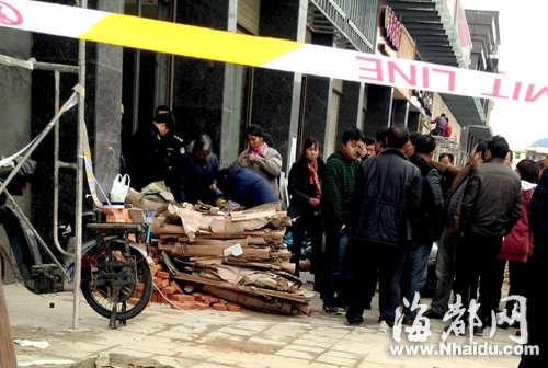 福州：村卫生员疑因垃圾纠纷身亡 警方带走嫌疑人