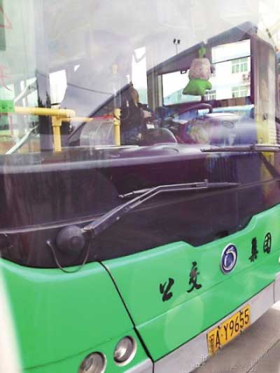 福州公交司机突感胸闷坚持开到终点 网友：不鼓励