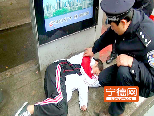 福安：女生因约见网友等通宵 累困晕倒公交站台遇救助