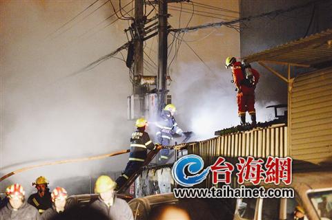 厂房外墙的烟囱管道燃起大火
