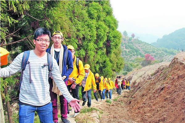 马来西亚华裔青少年前往参观龙安古民居活动