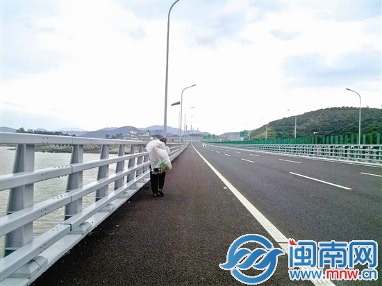 昨天下午，1名流浪汉，迷路走上了厦漳大桥
