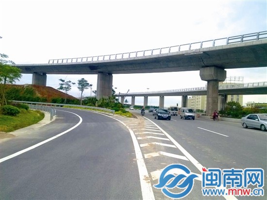 海沧区角嵩路上，高架桥下的左侧弯道，是出口，但没 