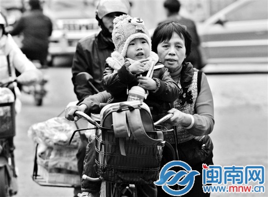 气寒冷，孩子包裹得很严实。