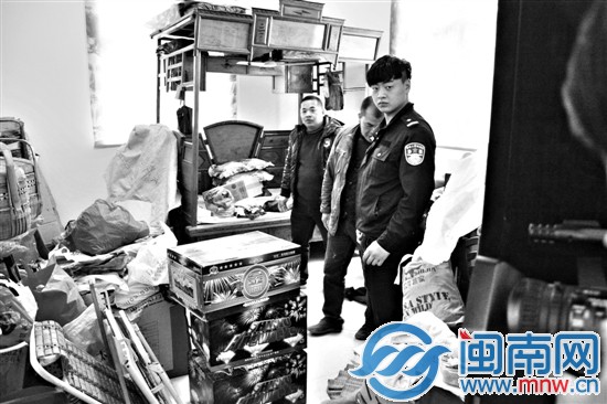 警方在这间储藏室查获大量烟花爆竹