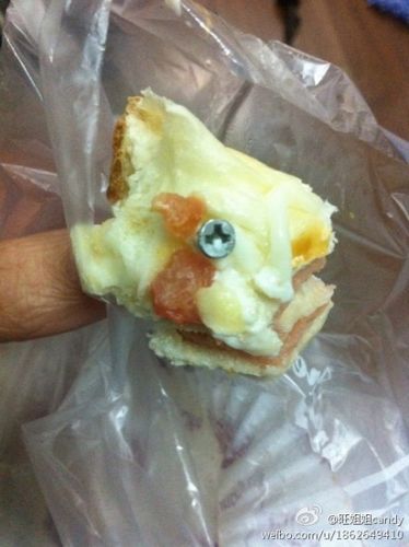 网友曝85度C面包吃出螺钉 回应：不排除是恶作剧