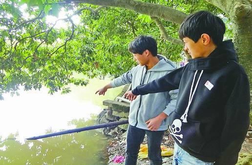 莆田新度中学两少年危急关头 长木条救起落水者