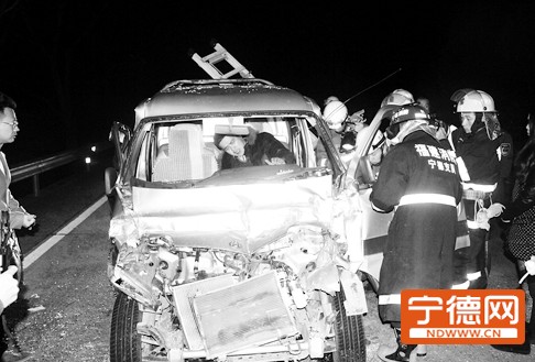 福鼎：皮卡车追尾大货车 消防营救被困司机