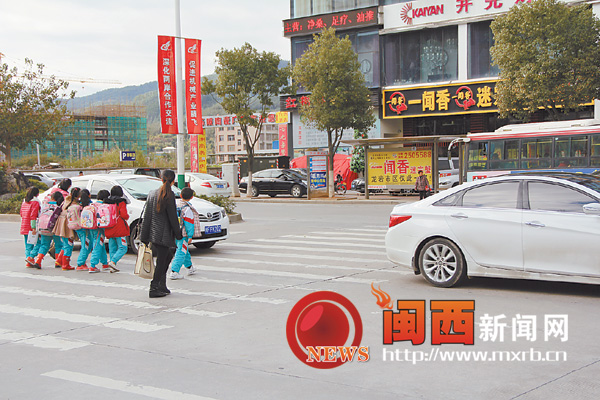 岩城：司机熟视无睹未减速 行人过马路胆战心惊