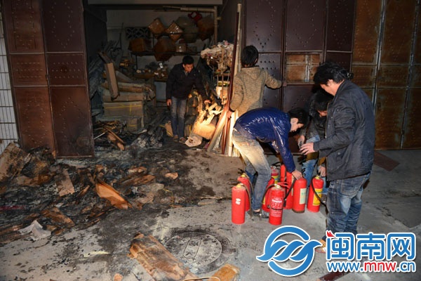 邻居们提着灭火器帮忙，十分钟就灭了火