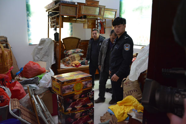 警方在这间储藏室查获大量烟花爆竹