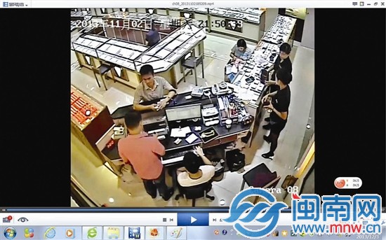 羊某美收到汇款后，便在金店狂买8万多元的金饰
