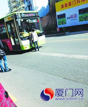 男子拦下公交车