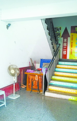 杏林月台路某小区楼道的这个探头，对准楼道里外