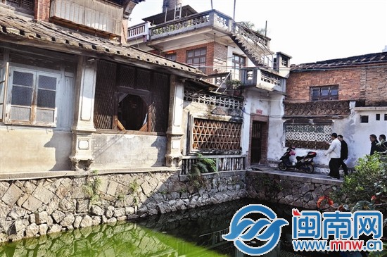 漳州市副市长王毅群（前左）一行人昨到可园查看