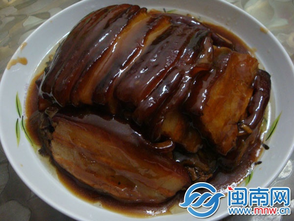 梅菜扣肉也是苏东坡仿东坡肉，让厨师烹制的