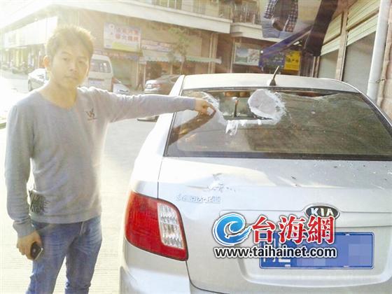 车主面对被砸破的车窗，一脸无奈