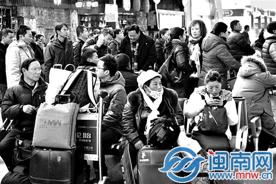 大量旅客滞留在贡嘎机场候机大厅1