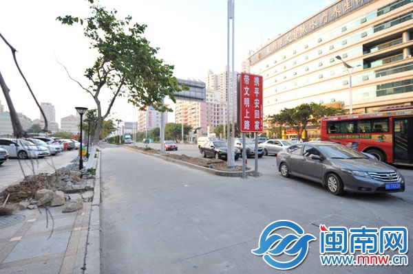 泉秀街云鹿路路口，昨日正在移除绿化带和路灯