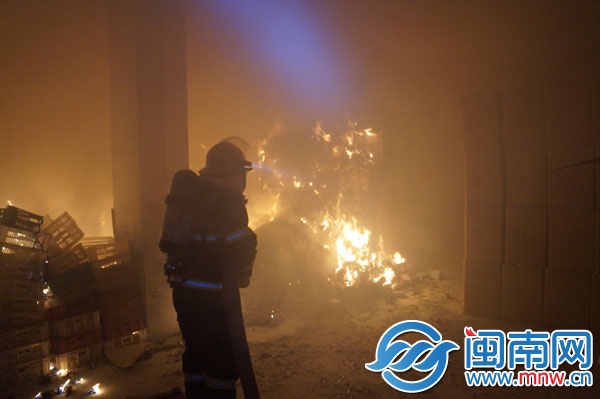 仓库火灾险些蔓延到隔壁车间，还好消防及时扑救