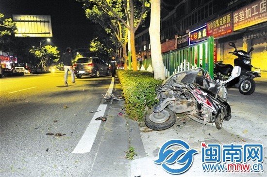 蔡小姐的电动车被撞变形，停在前方的是肇事车