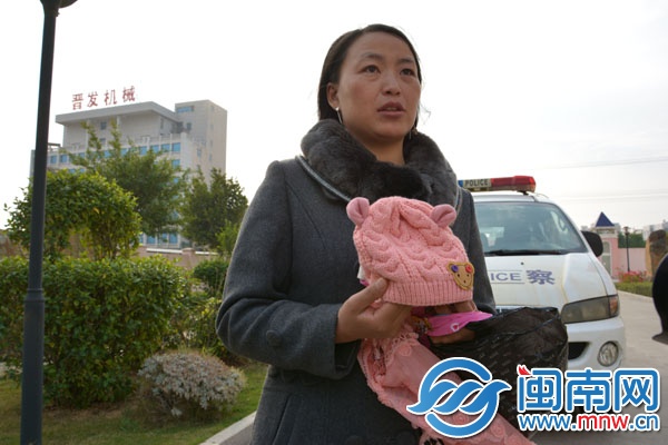 因为天气冷，陈某英早就给孩子准备好毛线帽