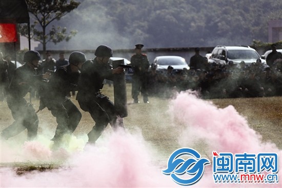特警上场