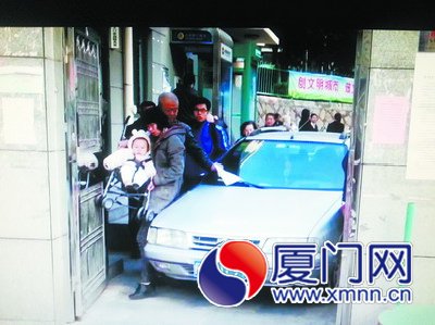 轿车堵住了小区大门