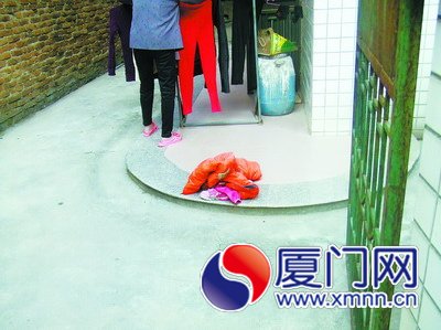 孩子的衣物留在家门前