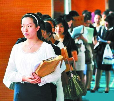 春秋航空招聘会现场，大龄女性应聘
