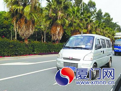 司机把书放在方向盘上。