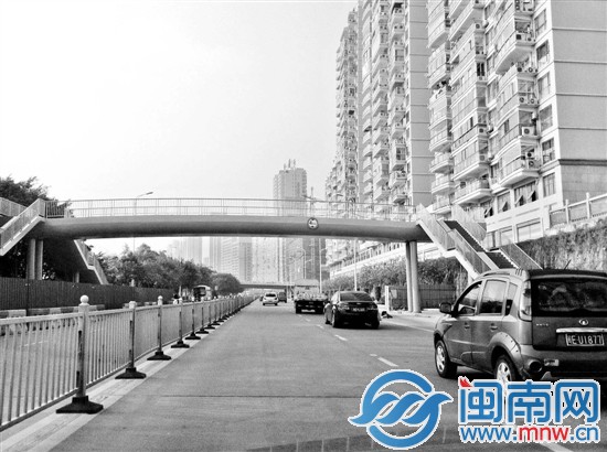 天桥北侧会有梯道跨进住宅区