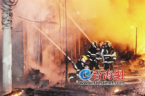 福州一木屋区昨日凌晨突发火灾 幸无人员伤亡