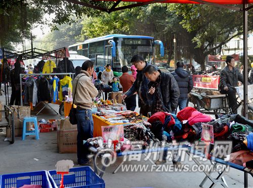 后浦路早市堵塞交通　60多米路公交车走了10分钟