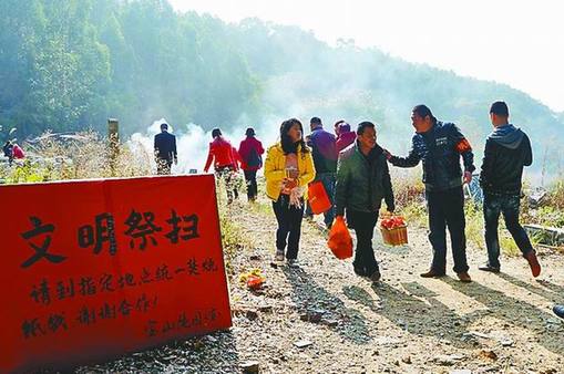 莆田冬至祭扫新风拂面 市民收拾垃圾有序乘车2