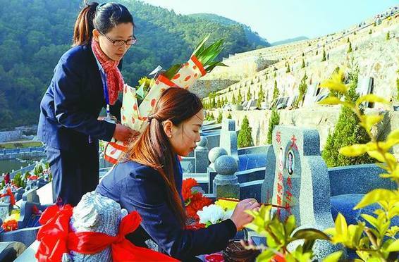 莆田冬至祭扫新风拂面 市民收拾垃圾有序乘车