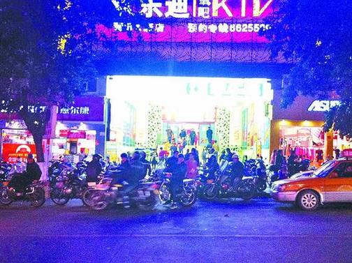 莆田摩托车出租车闹市乱停靠揽客 存安全隐患