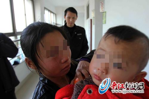 女子被释放后，见到年幼的儿子后流下悔恨的泪水。