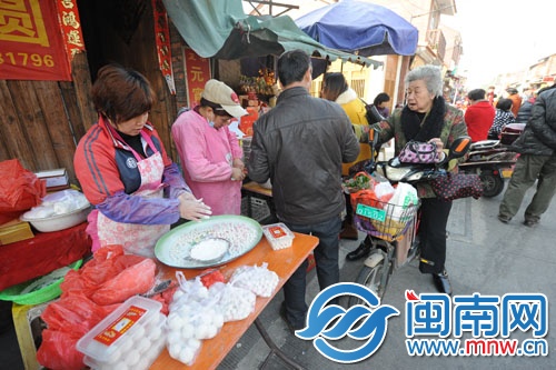 西街一家汤圆店，顾客络绎不绝