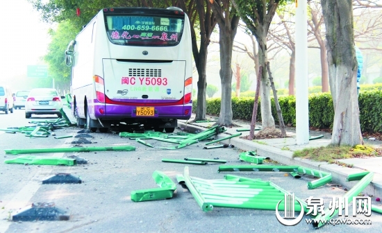 中巴车“犁”翻十多片护栏