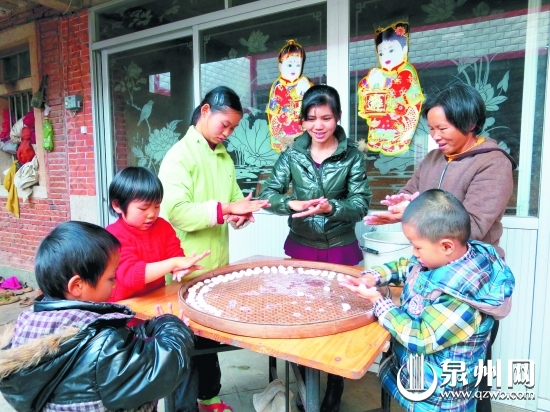一家人围在一起搓汤圆